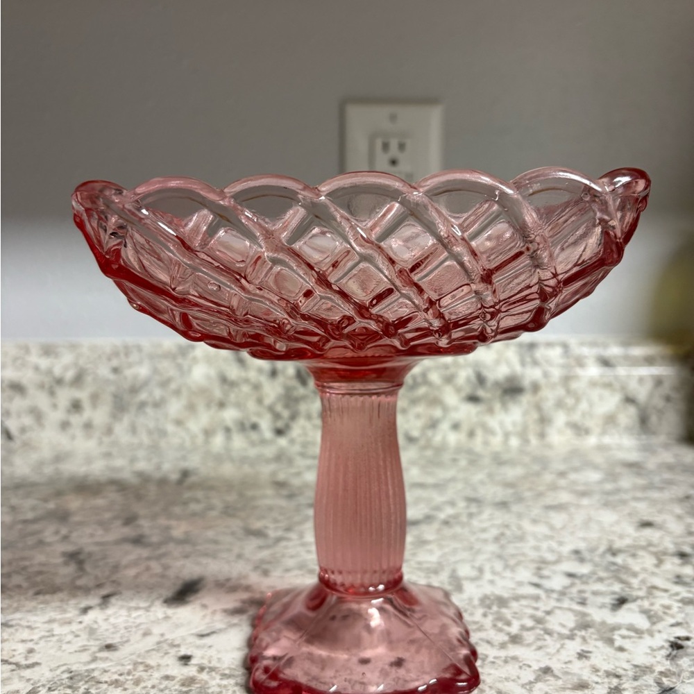 Vintage L.E. Smith Pink Trellis Pattern Footed 6 1/8" Compote - Picture 7 of 7